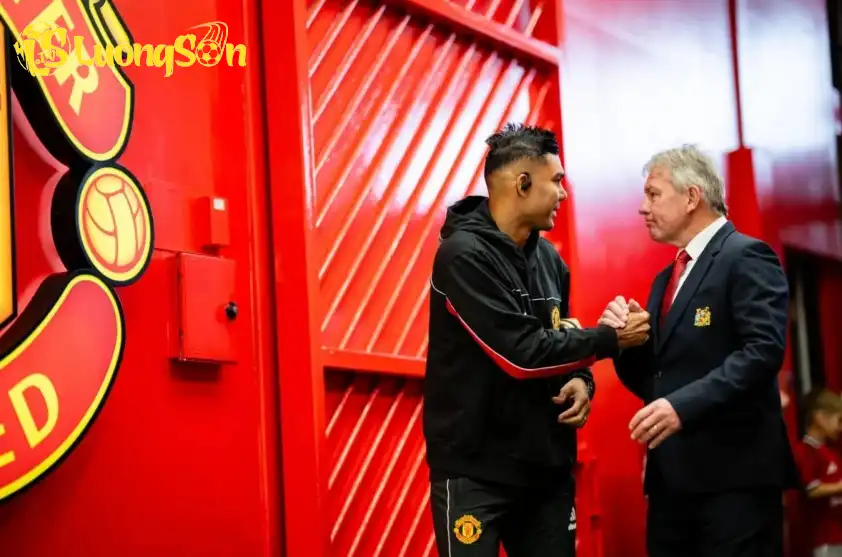 Bryan Robson gây bất ngờ khi chọn Casemiro là cầu thủ thông minh nhất ông từng thấy Bryan Robson gây bất ngờ khi chọn Casemiro là cầu thủ thông minh nhất ông từng thấy